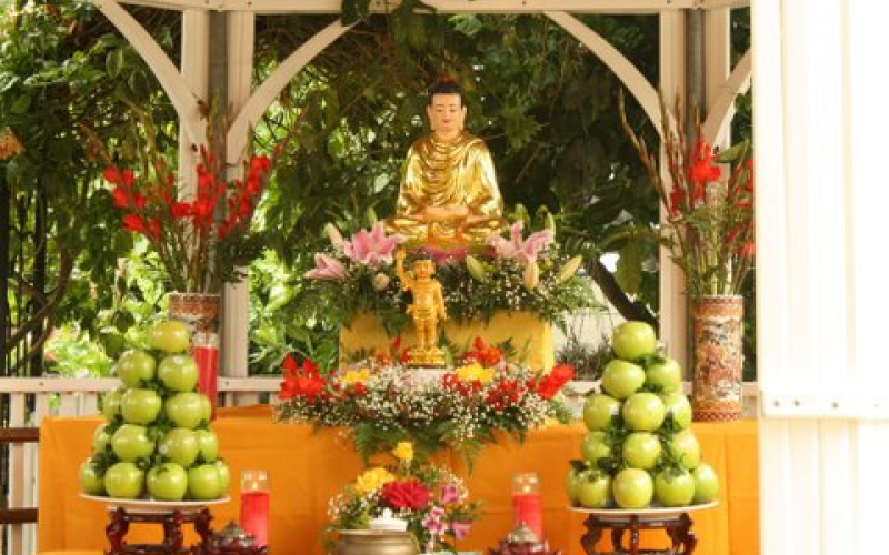 Thượng tọa Thích Nguyên Tâm thuyết giảng ý nghĩa Phật đản tại Liên Quốc Thiền Viện, Santa Ana