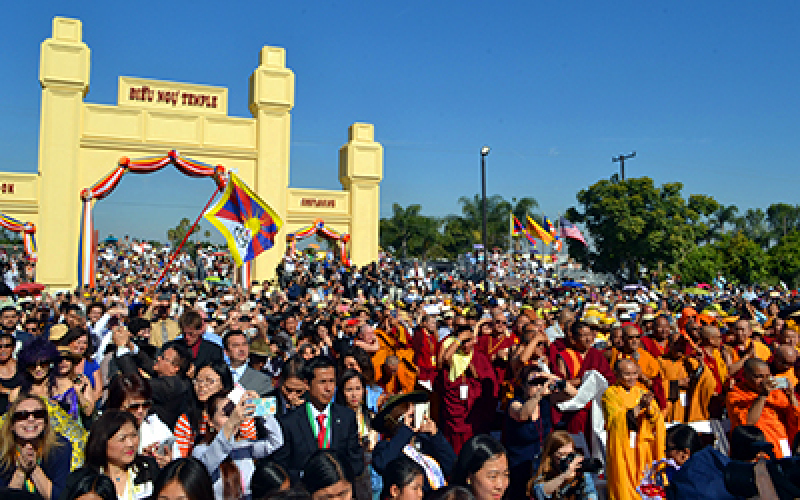 Hàng chục ngàn người chào đón và nghe Đức Đạt Lai Lạt Ma thuyết giảng tại Chùa Điều Ngự